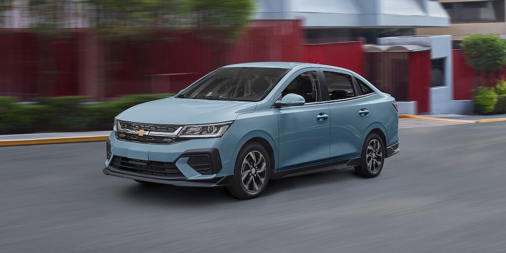 Auto tipo sedán Chevrolet Aveo 2025 con espejos exteriores al color de la carrocería y con ajuste eléctrico