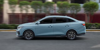 Chevrolet Aveo 2025, auto tipo sedán con spoiler con tercera luz de freno