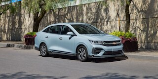 Chevrolet Aveo 2025, auto tipo sedán diseñado con cristales tintados