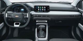 Chevrolet Aveo sedán 2025 con panel de instrumentos informativo monocromático 3.5 pulgadas