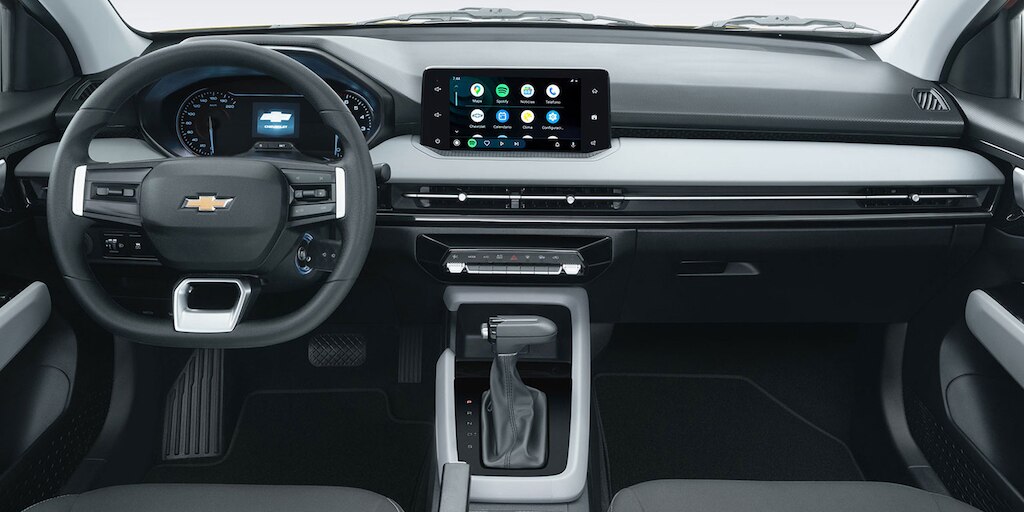 Chevrolet Aveo sedán 2025 con panel de instrumentos informativo monocromático 3.5 pulgadas