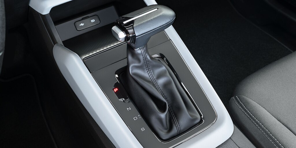 Palanca de velocidades en color negro disponible para Chevrolet Aveo sedán 2025