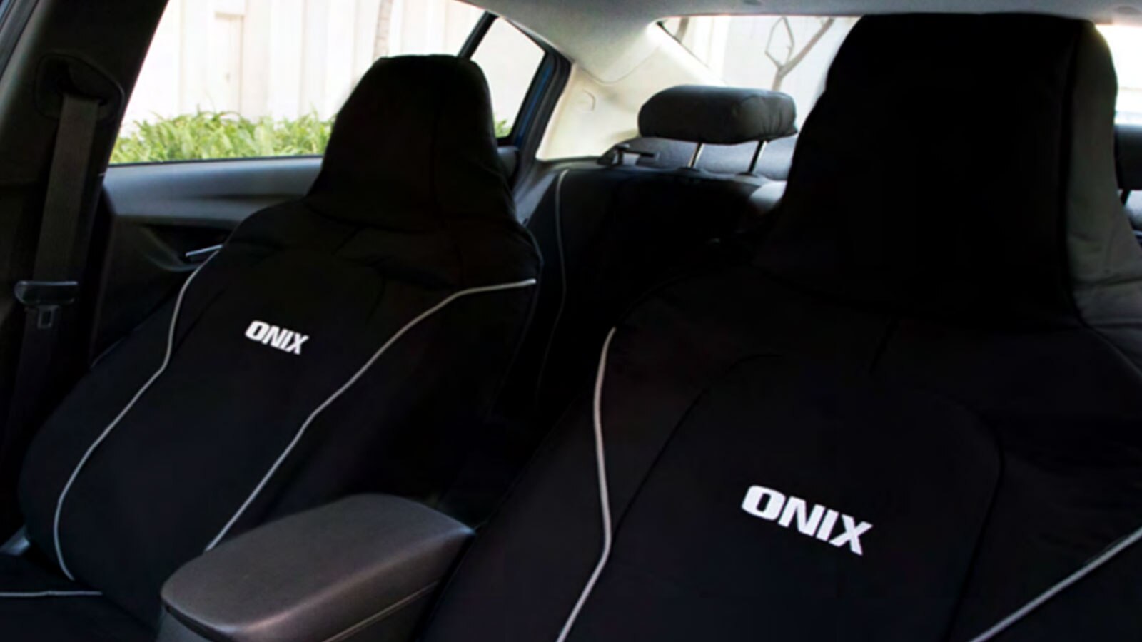 Protege el tapizado original de tu sedán Chevrolet con fundas cubre asientos en tela con detalles gris y emblema de Onix 2025