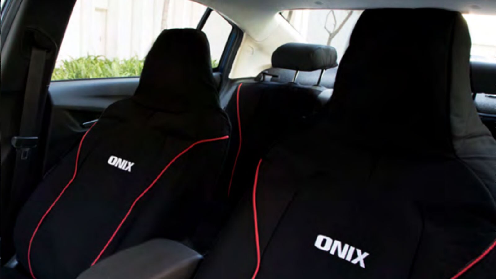 Protege el tapizado de tu sedán con las vestiduras en tela con detalles rojo y emblema de Onix 2025 originales Chevrolet