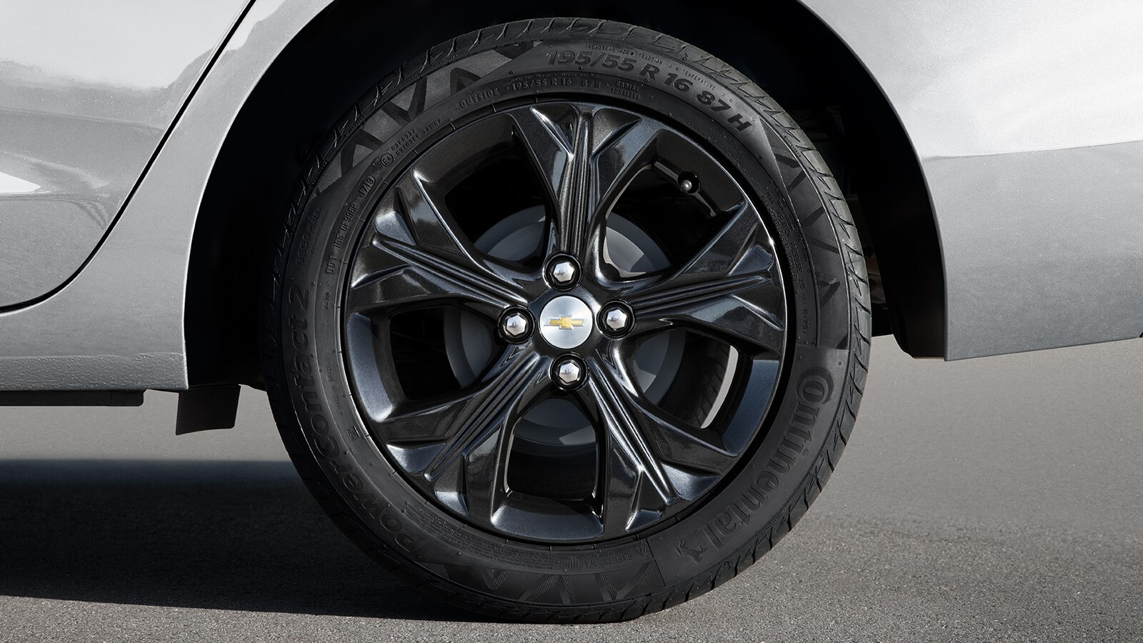 Rines en aluminio de 16 pulgadas color negro, son parte del kit black de accesorios para Chevrolet Onix 2025, sedán deportivo