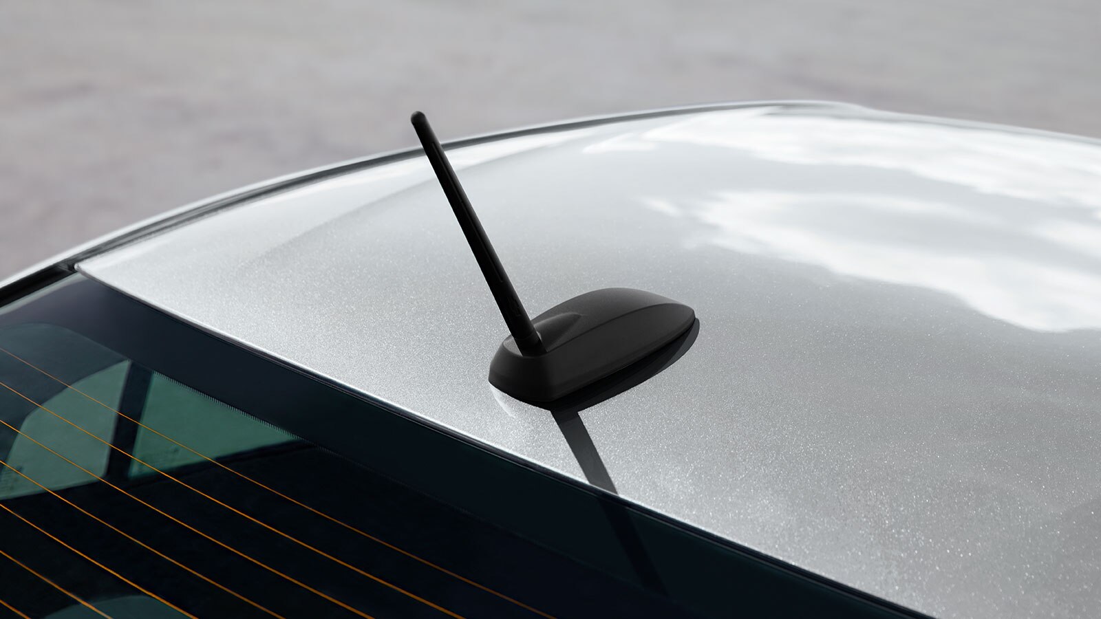 Antena frontal, es parte del kit black de accesorios para Chevrolet Onix 2025, sedán deportivo