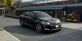 Chevrolet Onix 2025, sedán deportivo de motor turbo eficiente, faros delanteros de halógeno y rines en aluminio de 16 pulgadas