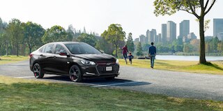 Chevrolet Onix 2025, sedán deportivo incluye luces delanteras de halógeno con proyector y parrilla negra con acentos en rojo