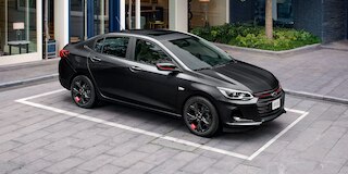 Chevrolet Onix 2025, sedán deportivo equipado con rines negros con detalle en rojo y manijas exteriores al color de la carrocería