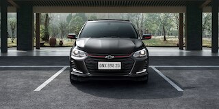 Chevrolet Onix 2025, sedán deportivo con parrilla de doble puerto con acabados en negro y detalles en rojo