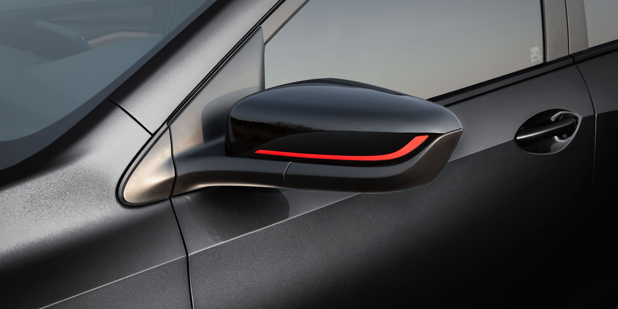 Espejos laterales con ajuste remoto eléctrico y plegables manualmente al color de la carrocería