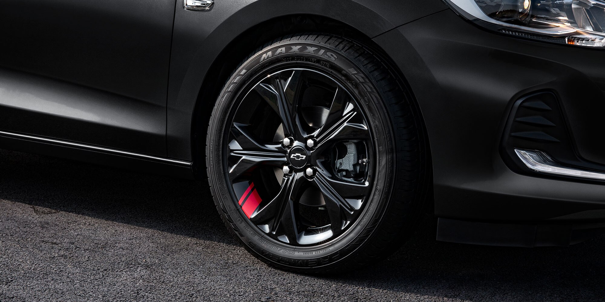 Chevrolet Onix 2025, sedán deportivo con detalles en rojo en rines de 16 pulgadas, versión Redline