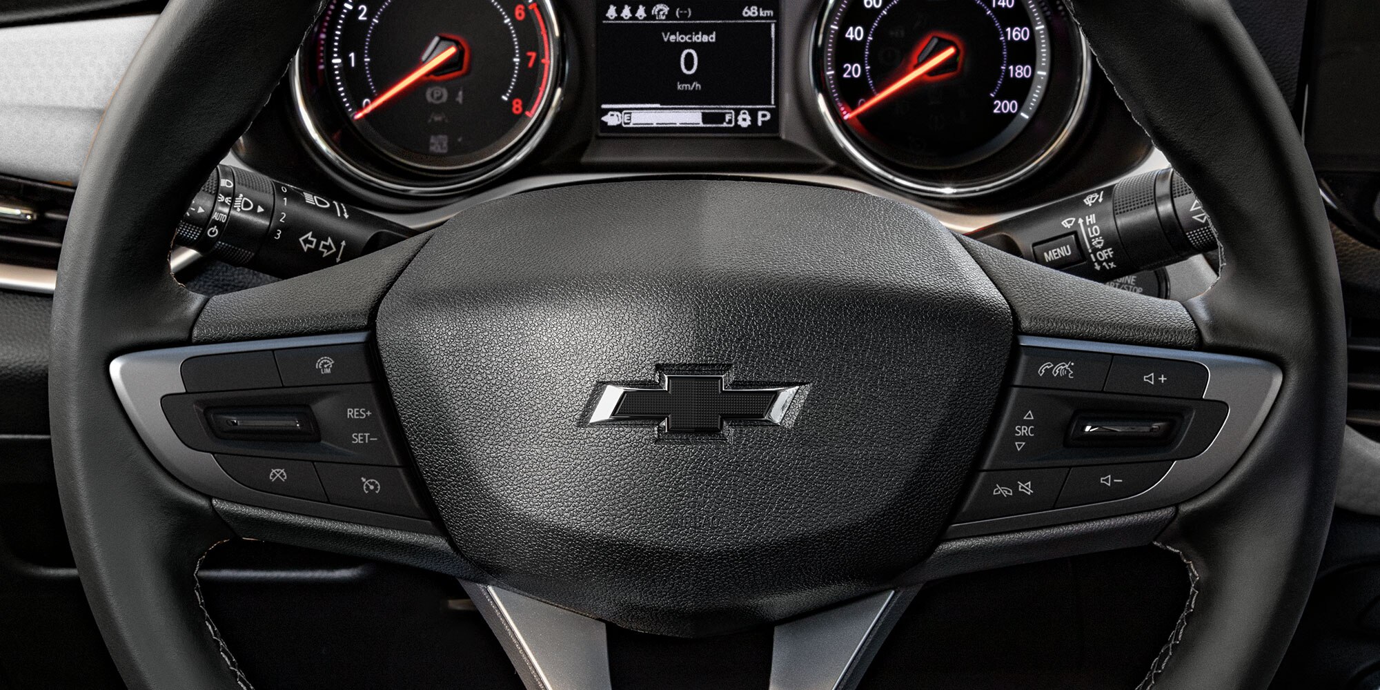 Volante de 3 brazos con controles de audio.