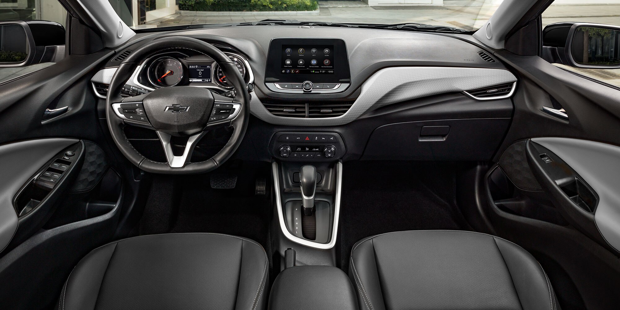 Exclusivo interior bi-tono con pantalla táctil de 8 pulgadas y asientos delanteros con look deportivo