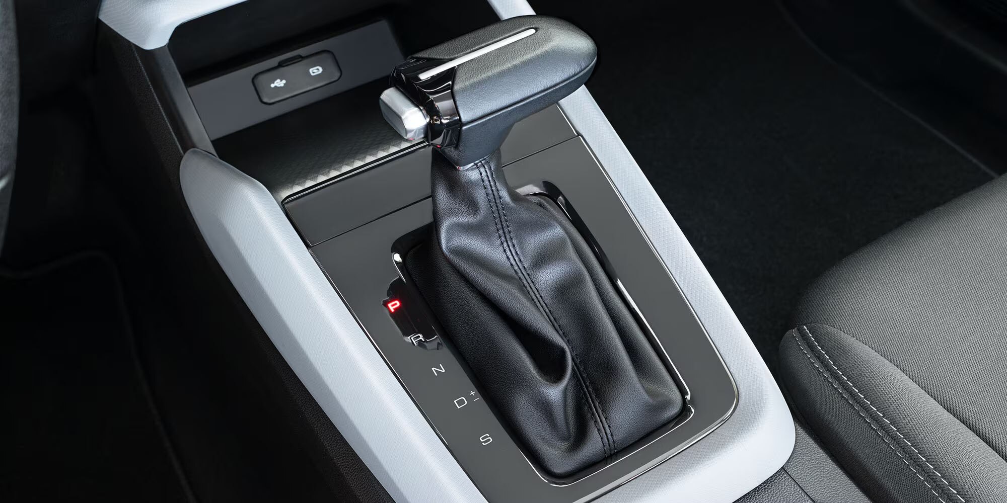 Palanca de velocidades en color negro disponible para Chevrolet Aveo sedán 2026