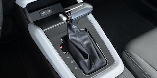 Palanca de velocidades en color negro disponible para Chevrolet Aveo sedán 2026