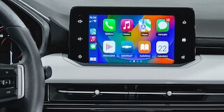 Auto tipo sedán Chevrolet Aveo 2026 con pantalla de 8 pulgadas y conectividad Smatphone integration