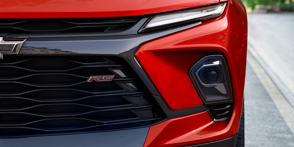 Blazer 2025, camioneta mediana con faros IntelliBeam, y luces LED diurnas tecnología Chevrolet