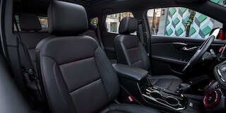 Chevrolet Blazer 2025, camioneta mediana con asientos en piel con diseño RS y acentos color rojo