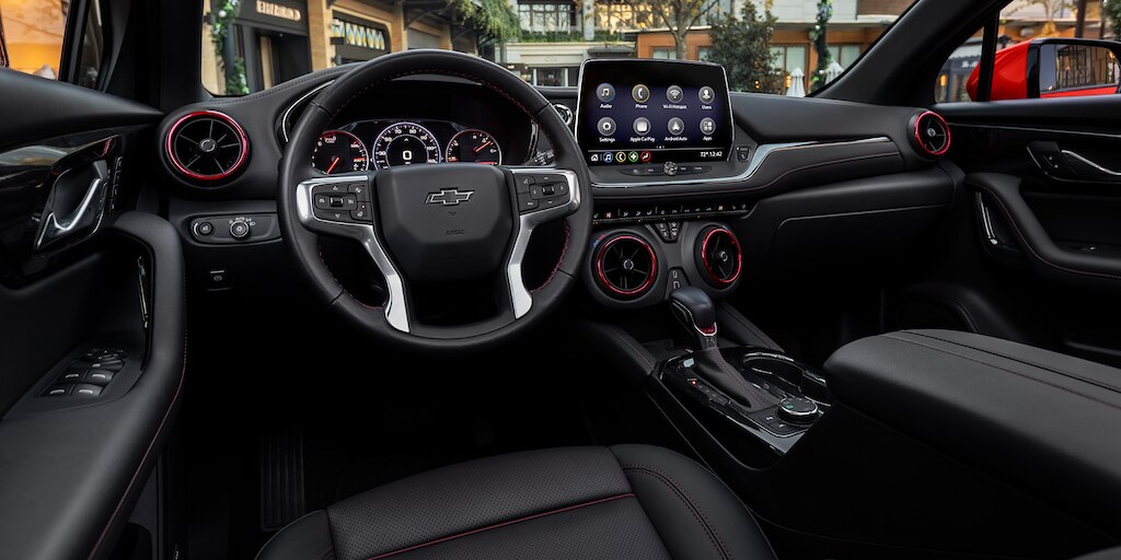 Chevrolet Blazer 2025, camioneta mediana con servicio instalado OnStar y Wireless Phone projection