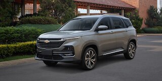  Vista frontal lateral de Chevrolet Captiva 2025, luces delanteras de halógeno con proyector y faros de niebla