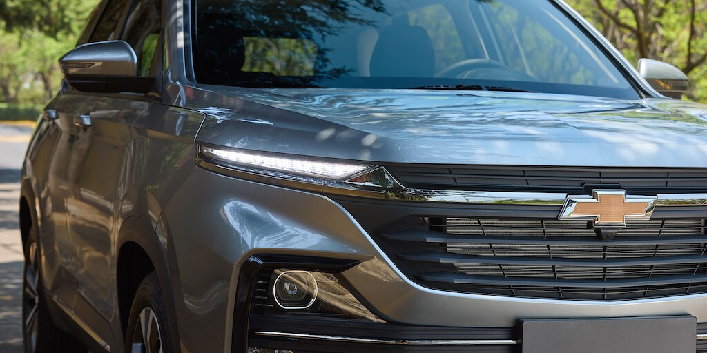Vista frontal de Chevrolet Captiva 2025, luces delanteras de halógeno con proyector y faros de niebla