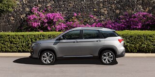 Vista lateral de Chevrolet Captiva 2025, camioneta familiar con rines de 18 pulgadas y líneas aerodinámicas