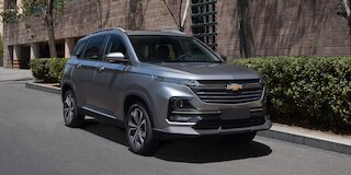 Vista frontal lateral de Chevrolet Captiva 2025, camioneta familiar con renovado diseño y líneas aerodinámicas