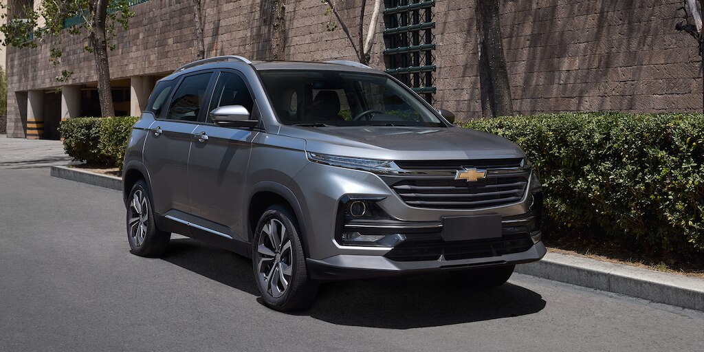 Vista frontal lateral de Chevrolet Captiva 2025, camioneta familiar con renovado diseño y líneas aerodinámicas