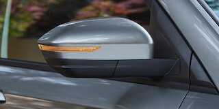 Vista externa Chevrolet Captiva 2025 camioneta familiar con luces direccionales LED en espejos