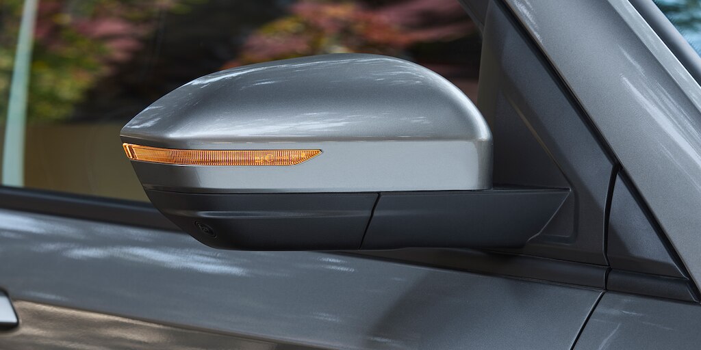 Vista externa Chevrolet Captiva 2025 camioneta familiar con luces direccionales LED en espejos