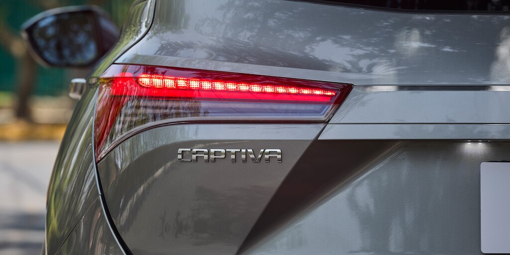Vista externa de Chevrolet Captiva 2025, camioneta familiar con luces traseras con apariencia LED y direccionales