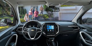 Vista interna de tablero, volante con controles de audio y pantalla táctil con conectividad de tu Chevrolet Captiva 2025