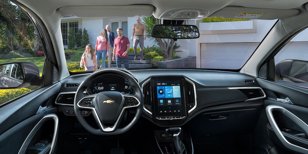 Vista interna de tablero, volante con controles de audio y pantalla táctil con conectividad de tu Chevrolet Captiva 2025