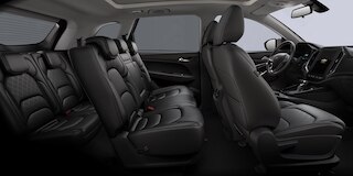 Vista interna de Chevrolet Captiva 2025 con 3 filas de asientos forrados en tactopiel