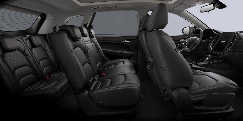 Vista interna de Chevrolet Captiva 2025 con 3 filas de asientos forrados en tactopiel