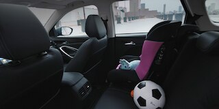  Vista interna de Chevrolet Captiva 2025 segunda fila de asientos abatibles 60/40 para ampliar espacio interior.