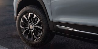 Chevrolet Groove 2024 con antena acabado "aleta de tiburón" y lámparas traseras con luz indicadora de reversa