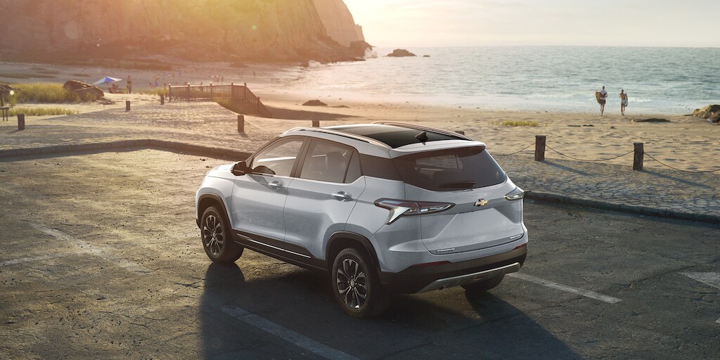 Chevrolet Groove 2025 con spoiler con tercera luz de freno LED y barras de techo en acabado plateado