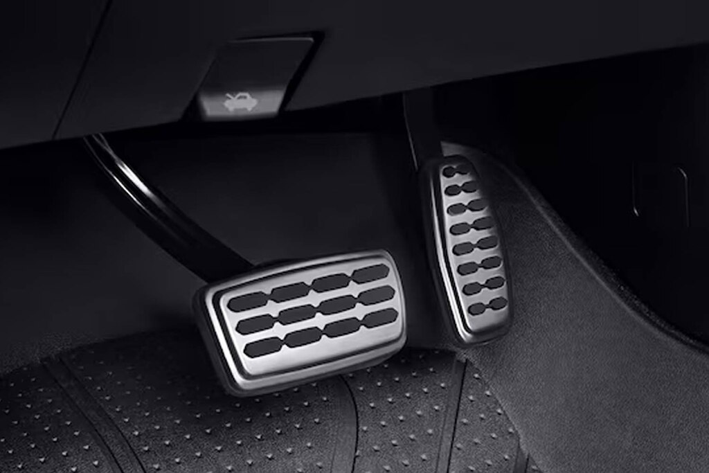 Accesorios originales como la cubierta deportiva para pedal protegen y dan estilo interior a tu nueva Chevrolet Suburban 2025