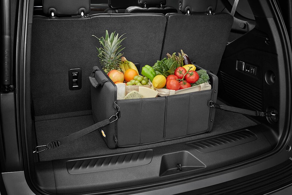 Complementa tu Suburban 2025 con el organizador de cajuela en negro con emblema Chevrolet para área de carga de tu SUV 4x4