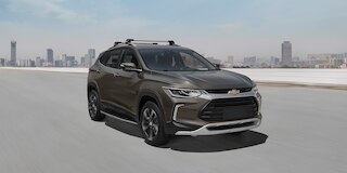 Chevrolet Tracker 2025 con espejos retrovisores al color de la carrocería, con ajuste eléctrico