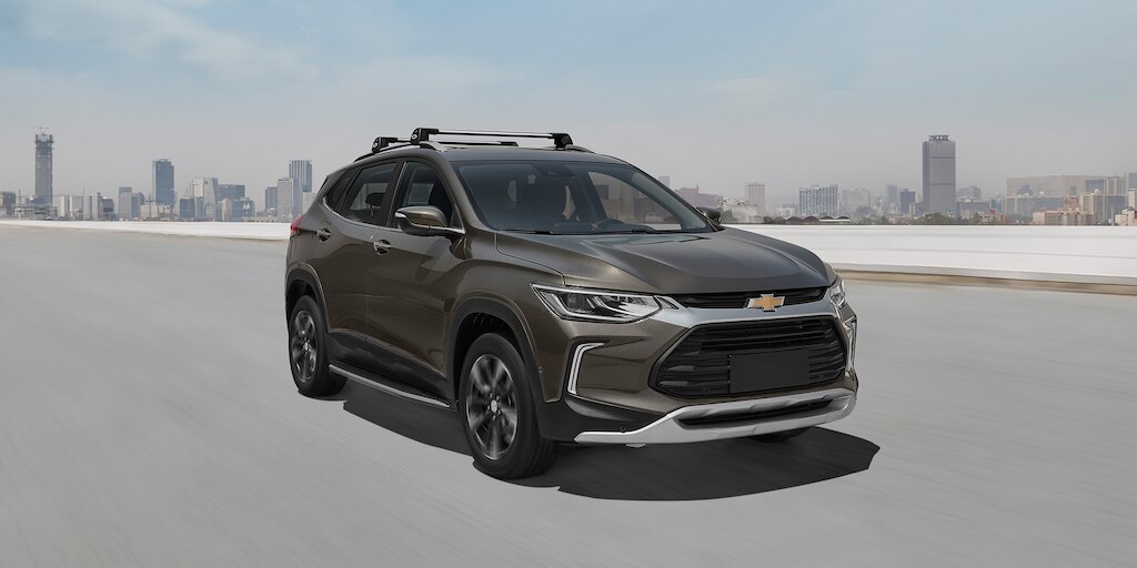 Chevrolet Tracker 2025 con espejos retrovisores al color de la carrocería, con ajuste eléctrico