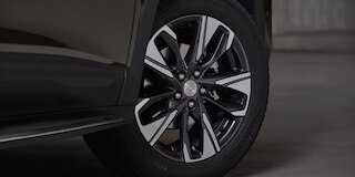 Chevrolet Tracker 2025 con rines de aluminio bitono de 17 pulgadas