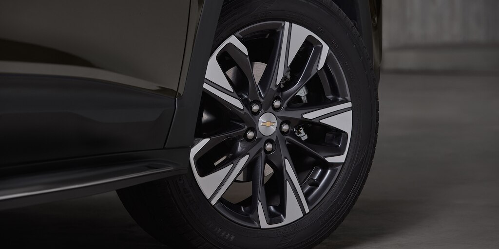 Chevrolet Tracker 2025 con rines de aluminio bitono de 17 pulgadas