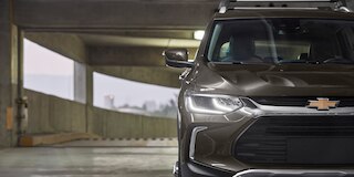 Chevrolet Tracker 2025 con moldura en fascia frontal con acabado cromado