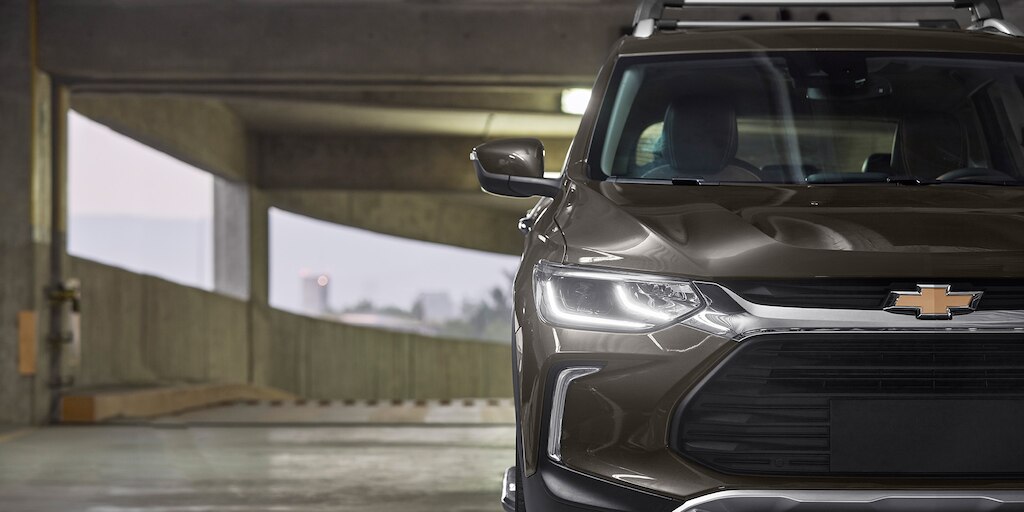 Chevrolet Tracker 2025 con moldura en fascia frontal con acabado cromado
