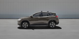 Chevrolet Tracker 2025 con barras de techo en acabado plateado