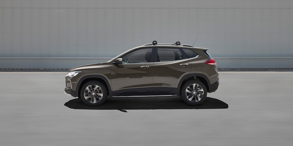 Chevrolet Tracker 2025 con barras de techo en acabado plateado