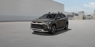 Chevrolet Tracker 2025 con borde exterior debajo de cristales con detalle en cromo